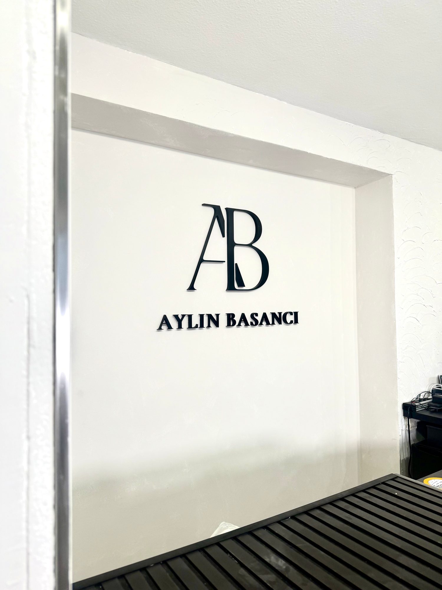 3D-Wandlogo als Blickfang im Salon – Projektbeispiel von Visuellewand