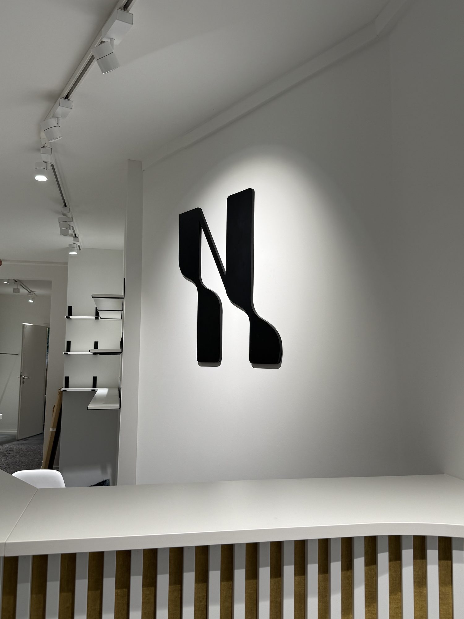 Acryl-Wandlogo für eine Parfümerie – Projektbeispiel von Visuellewand