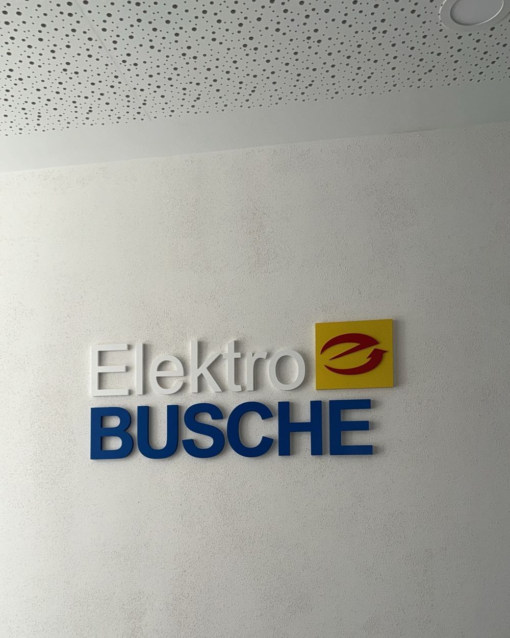 3D-Wandlogo für Elektro Busche – Referenzprojekt von Visuellewand