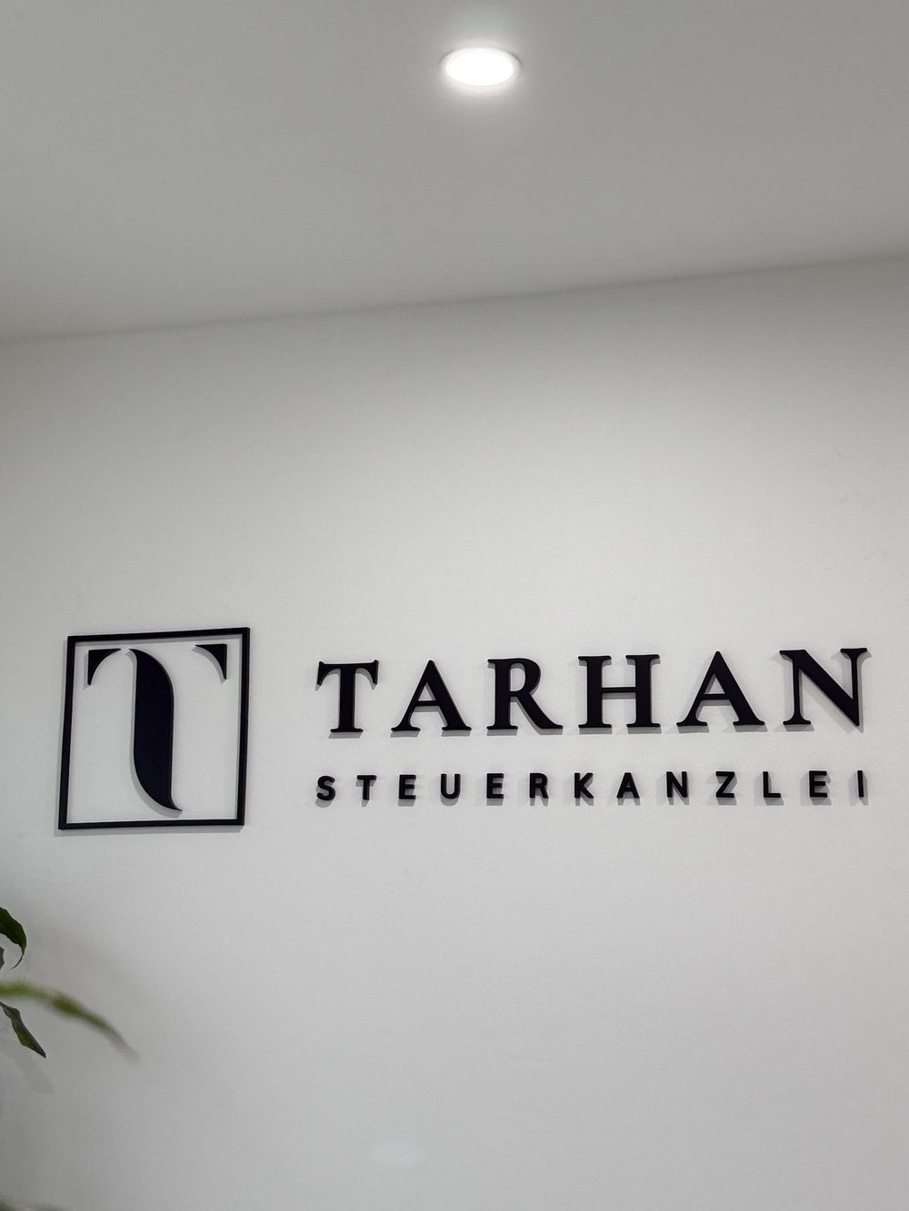 3D-Wandlogo für die Tarhan Steuerkanzlei – Referenzprojekt von Visuellewand