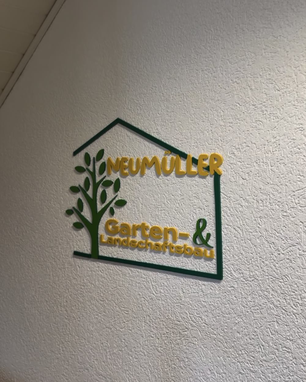 3D-Wandlogos für GALA Bau Neumüller – Referenzprojekt von Visuellewand