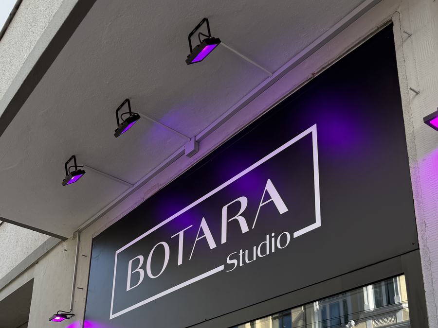 Auslegerschild von BOTARA Studio mit LED-Spots an der Fassade, Zülpicher Straße Köln