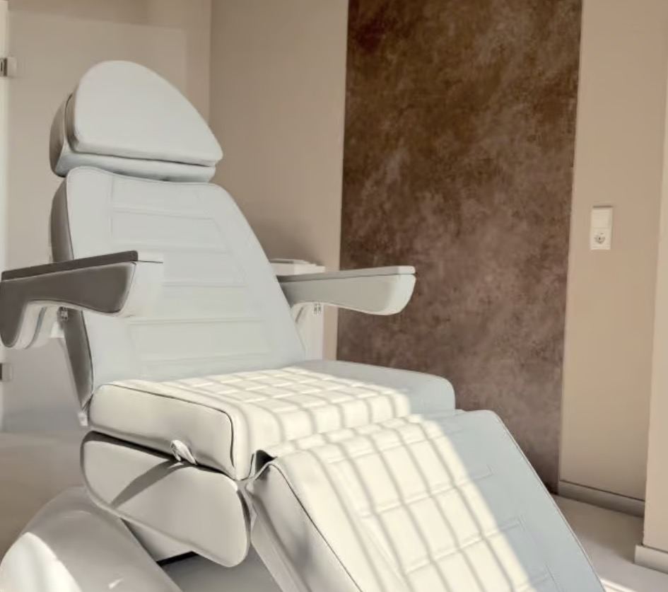 Behandlungsraum der Aesthetiqua-Filiale Kaiserslautern mit Behandlungsliege
