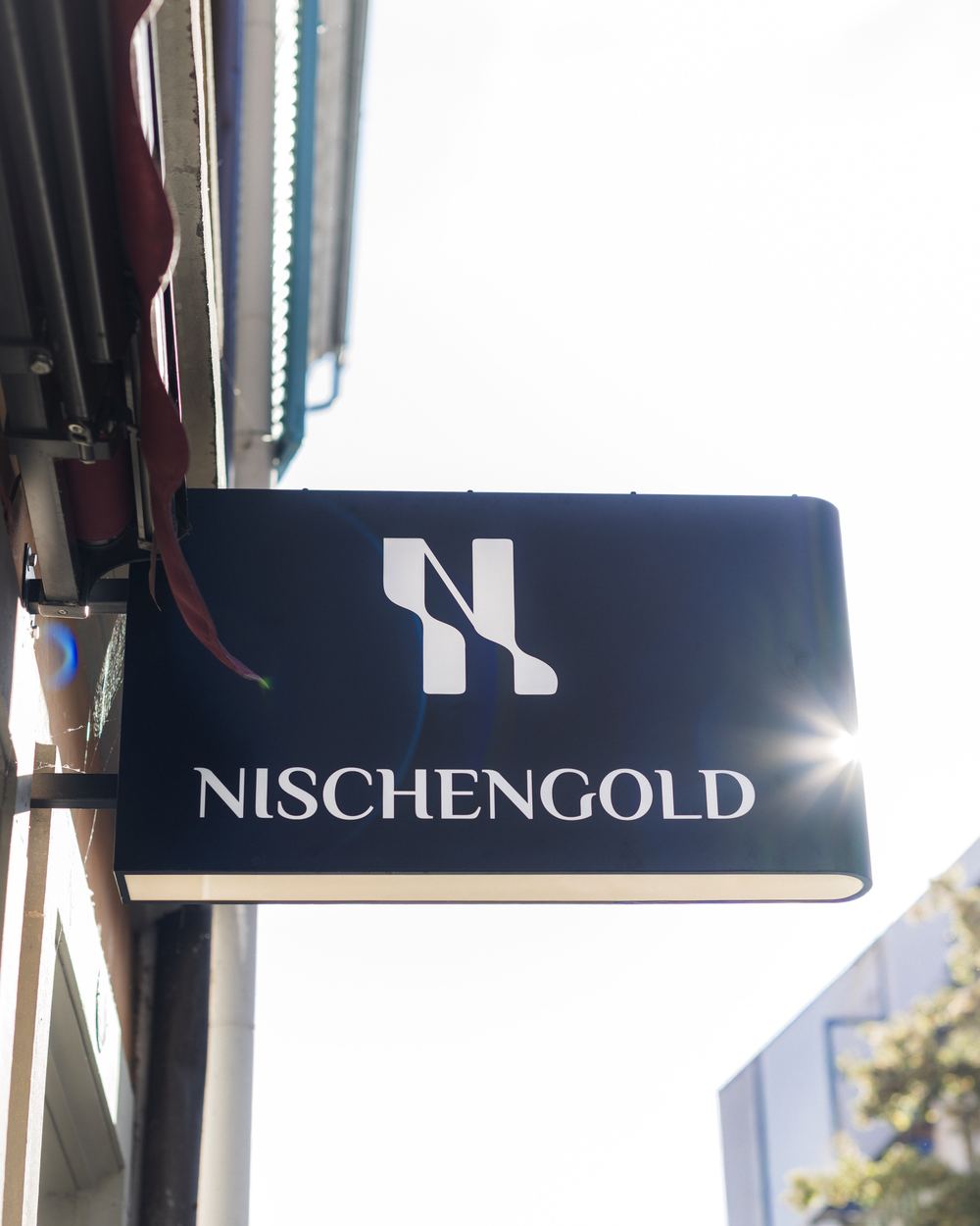 Ausleger & 3D-Wandlogo für die Parfümerie Nischengold – Referenzprojekt von Visuellewand