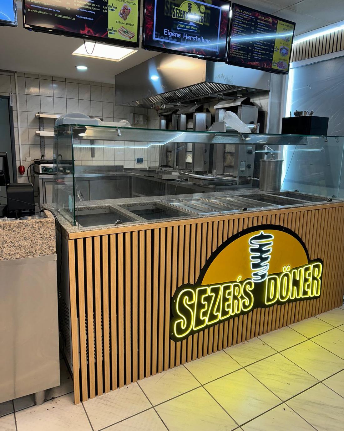 LED-Neon-Schild mit UV-Druck für Sezer's Döner – Referenzprojekt von Visuellewand