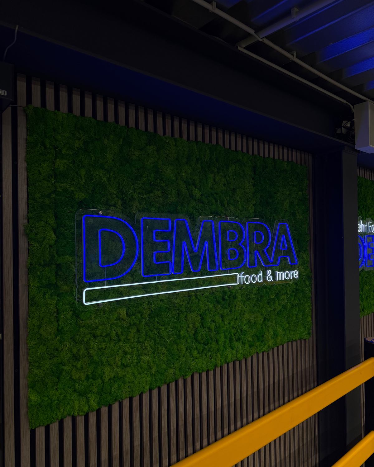 Mooswand & LED-Neon-Logo für Dembra – Referenzprojekt von Visuellewand