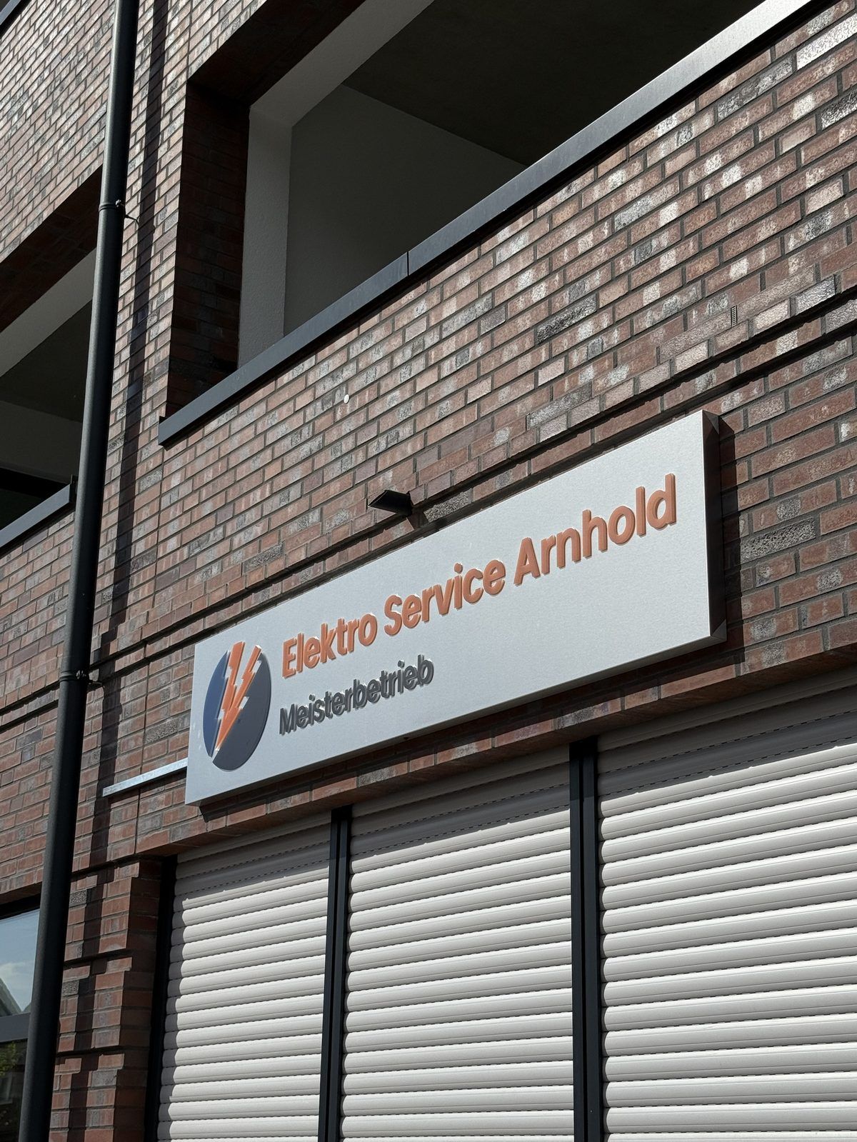 Wandschild mit 3D-Logo für Elektro Service Arnhold – Referenzprojekt von Visuellewand