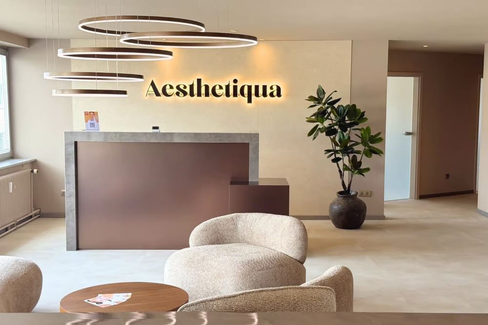 Empfangsbereich der Aesthetiqua-Filiale Karlsruhe mit Sitzgelegenheiten