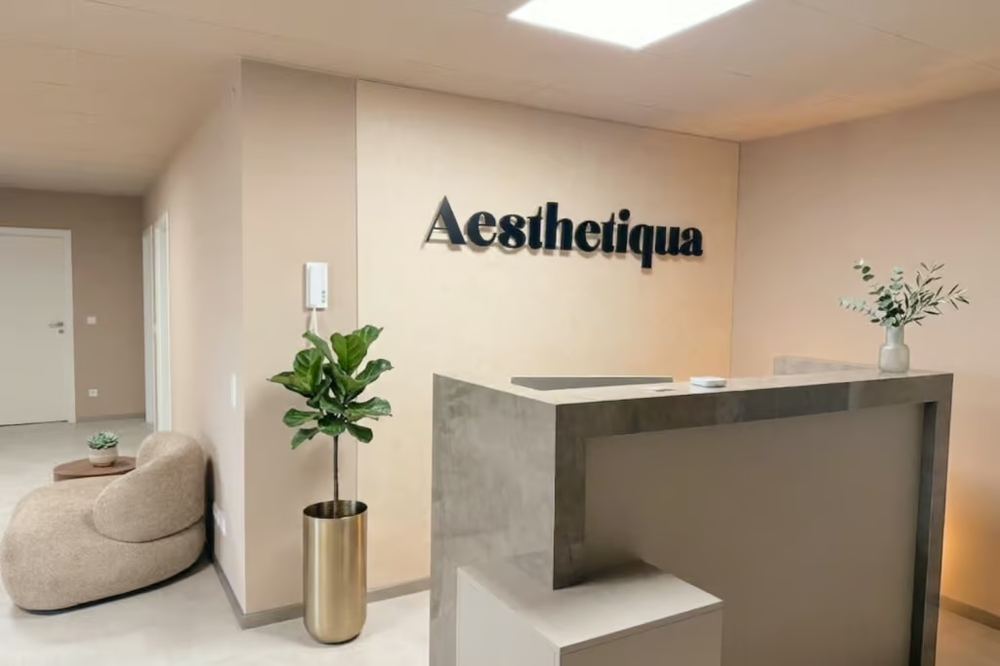 Empfangsbereich mit beleuchtetem Aesthetiqua-Wandlogo als Rückleuchter, Standort Kaiserslautern