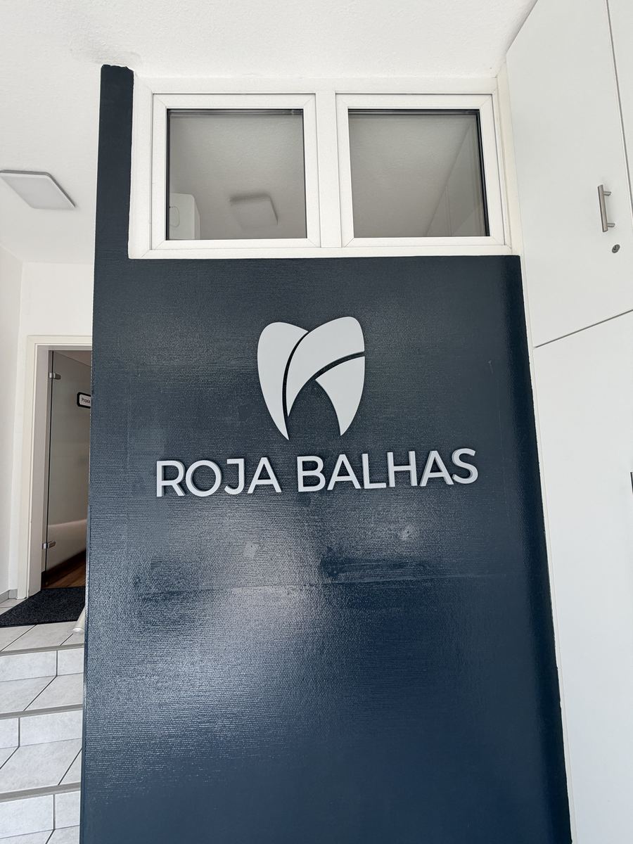 Namensfindung, 3D-Wandlogo & Leuchtreklame für Zahnarztpraxis Roja Balhas – Referenzprojekt von Visuellewand