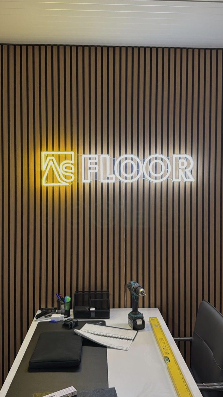 Empfangslogo im Büro – Projektbeispiel von Visuellewand