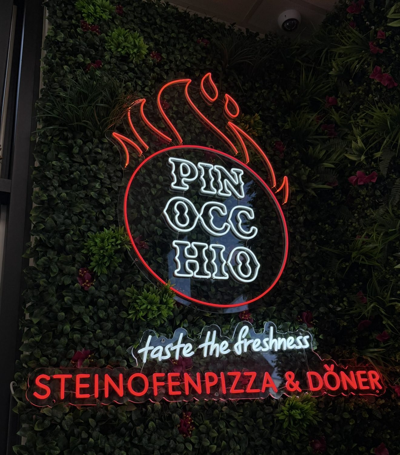 LED-Neon-Schilder für Pinocchio Steinofenpizza & Döner – Referenzprojekt von Visuellewand