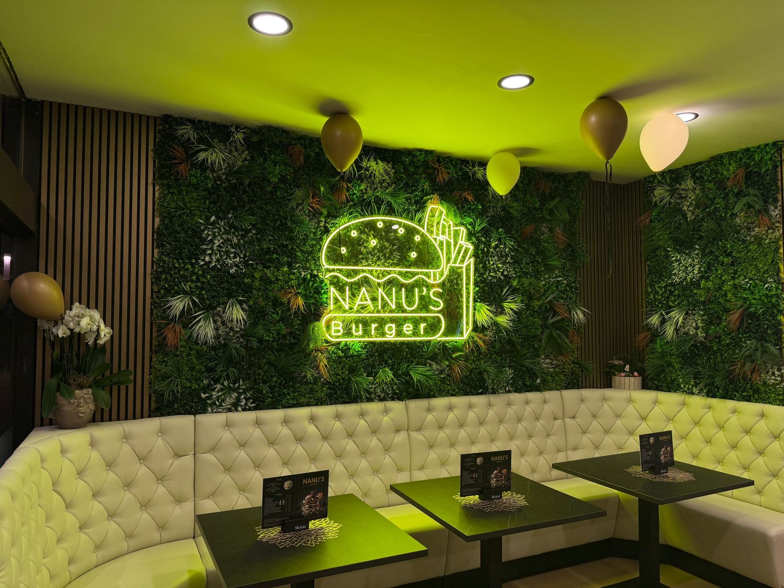 Die beliebteste Kombination: Mooswand + LED-Neon-Logo – Projektbeispiel von Visuellewand