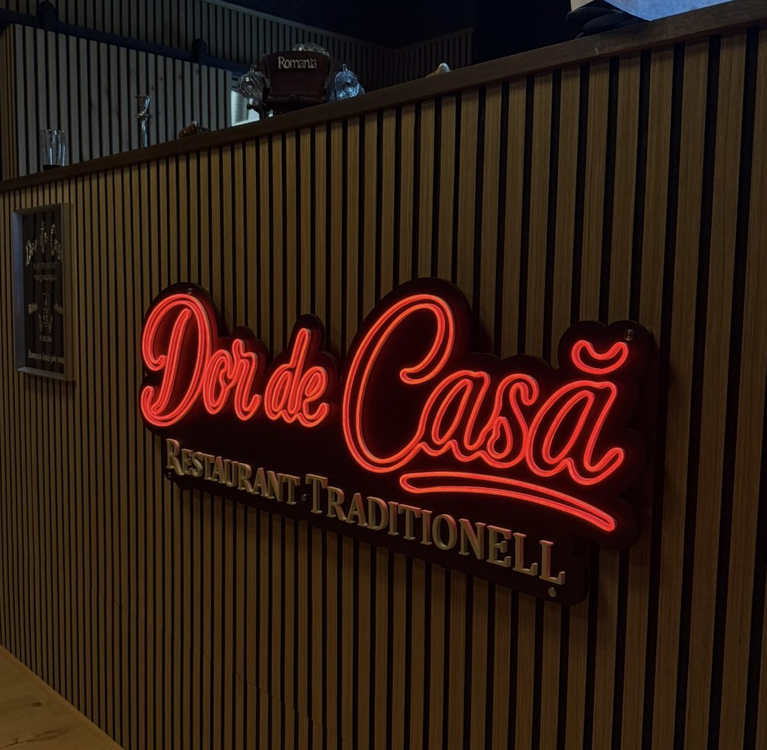 LED-Neon & Pylon-Außenreklame für Dør de Casa – Referenzprojekt von Visuellewand