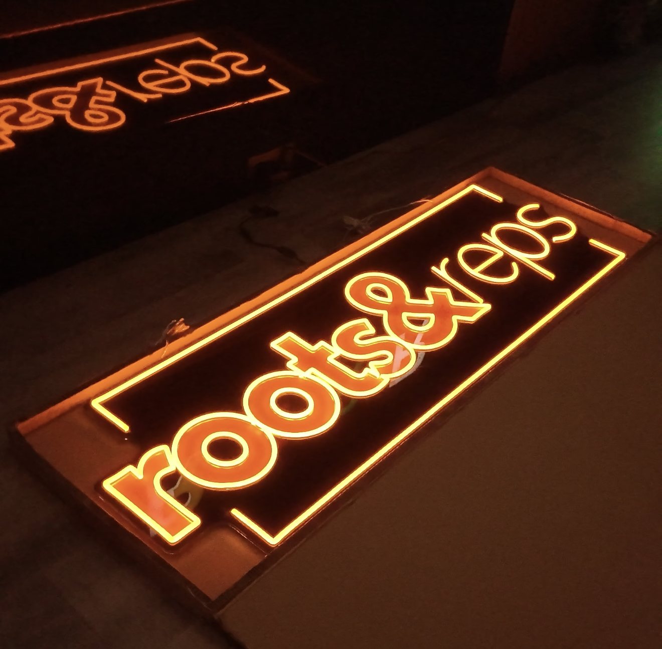 Individuelles LED-Neon-Schild für das Fitnessstudio Roots & Reps – Referenzprojekt von Visuellewand