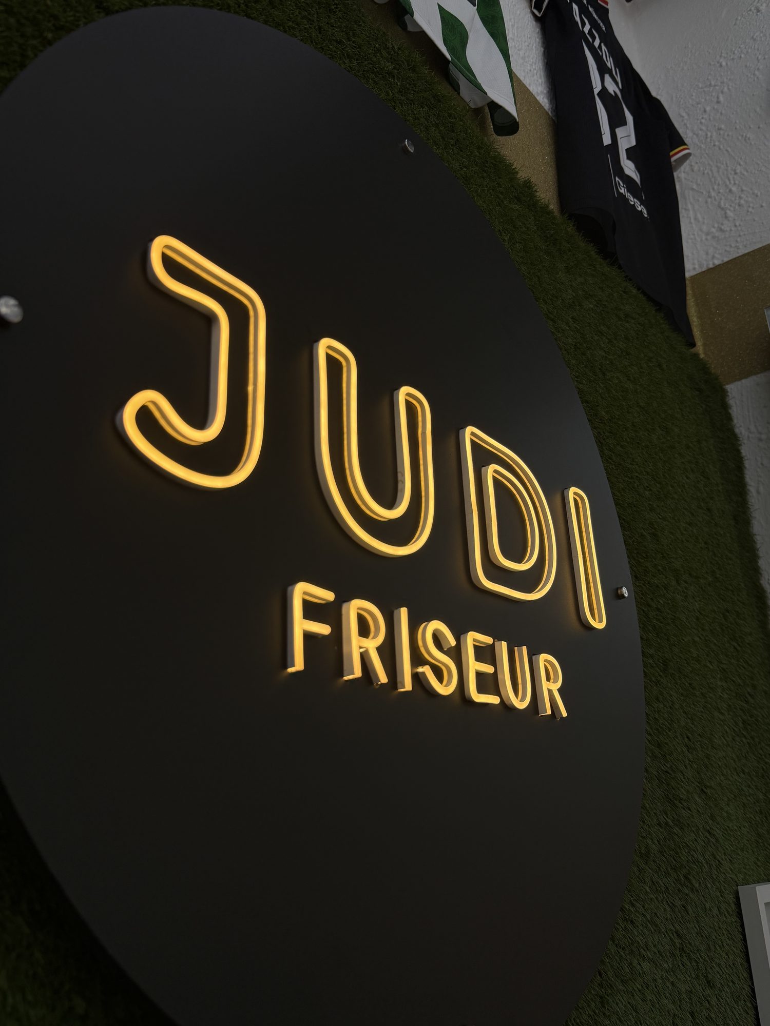 LED-Neon-Schild für JUDI Friseur – Referenzprojekt von Visuellewand