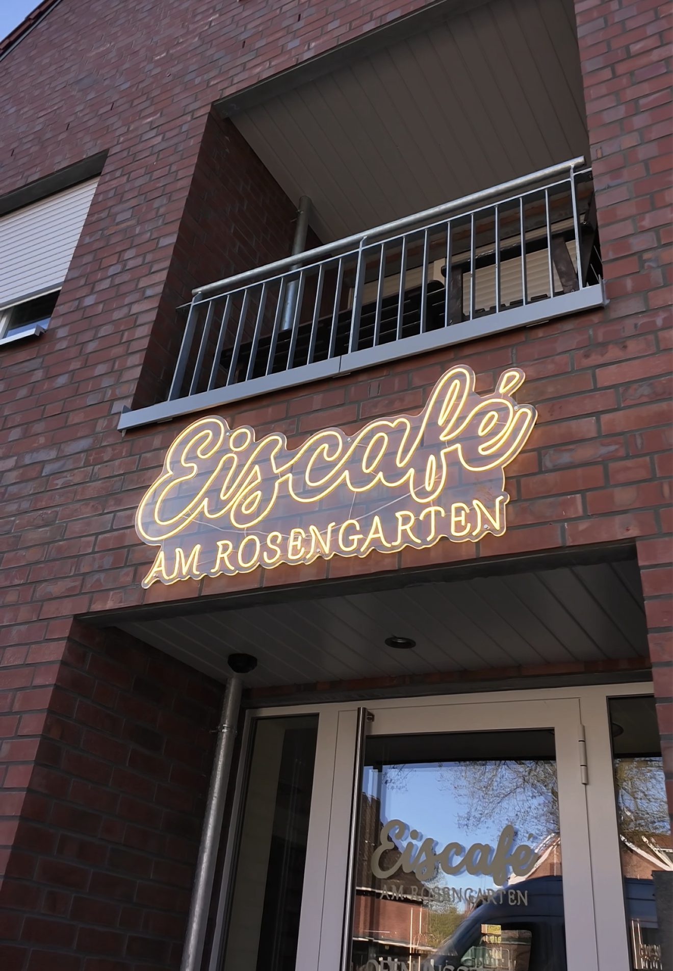 LED-Neon zur Neueröffnung des Eiscafé am Rosengarten – Referenzprojekt von Visuellewand
