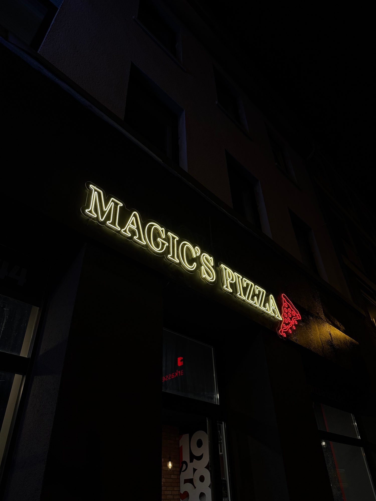 Außenreklame & 3D-Wandlogos für Magics Pizza – Referenzprojekt von Visuellewand