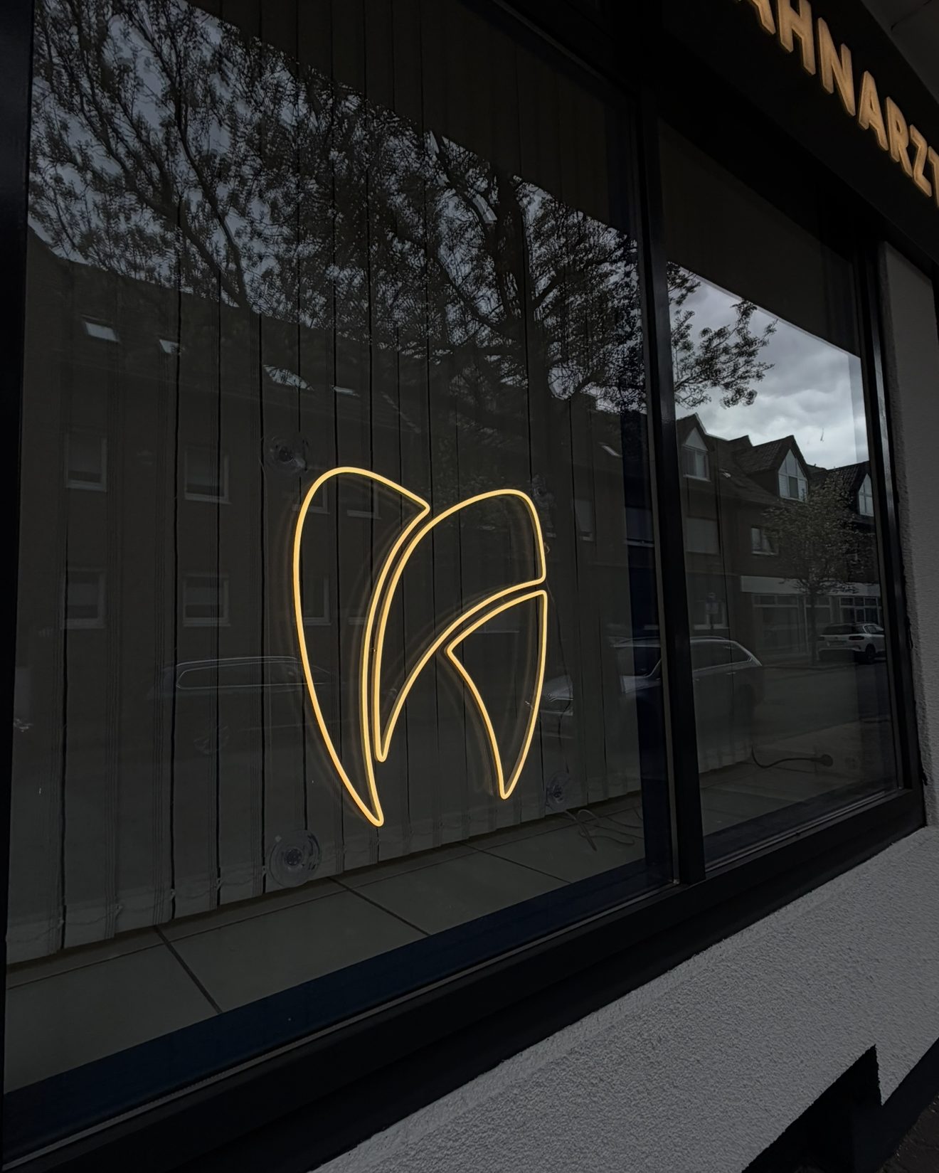 3D-Wandlogo & LED-Neon-Schilder für die Zahnarztpraxis am Reinoldi – Referenzprojekt von Visuellewand