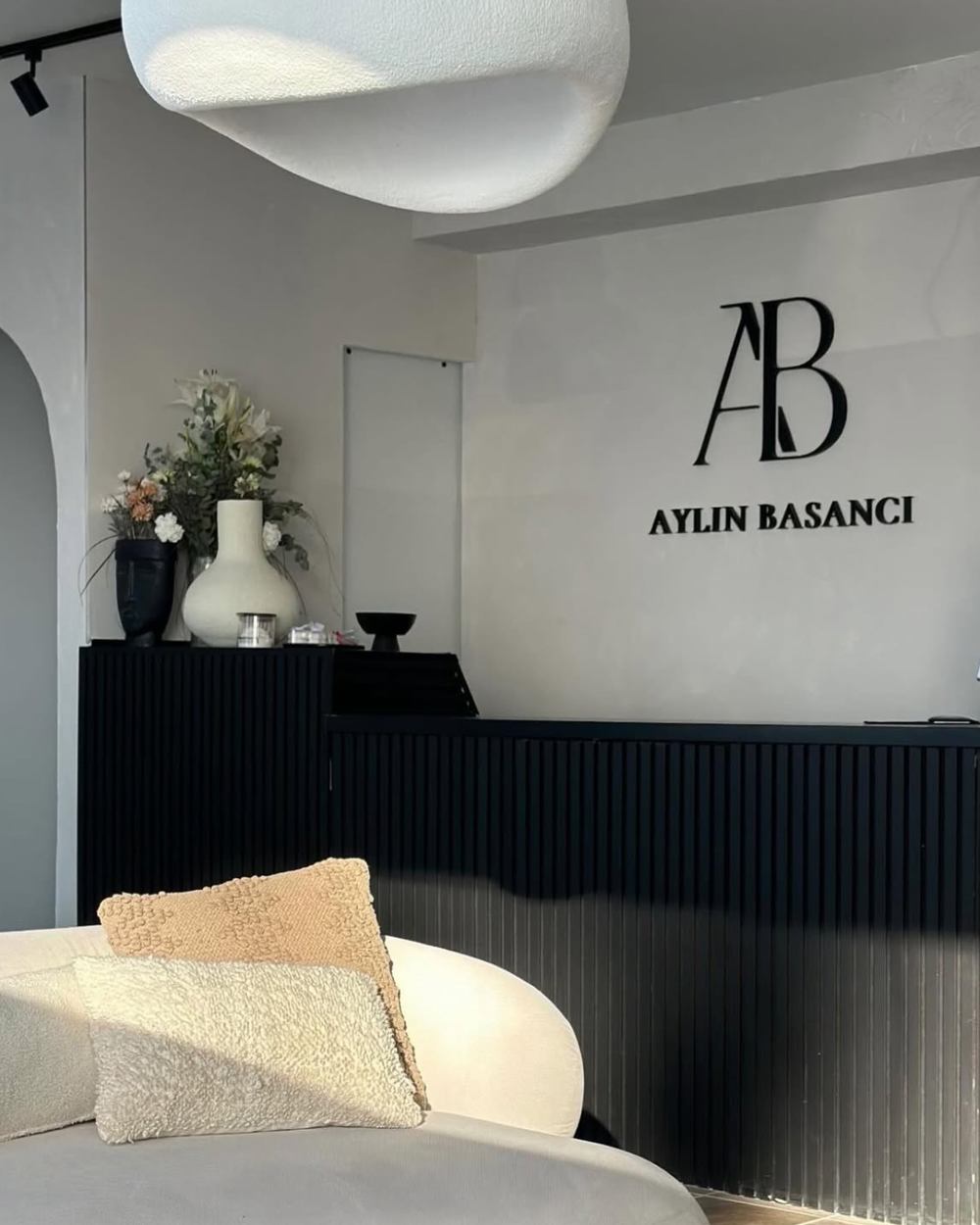 Mattschwarzes 3D-Wandlogo mit dem Monogramm AB im Salon HairStyleByAylinn, Iserlohn