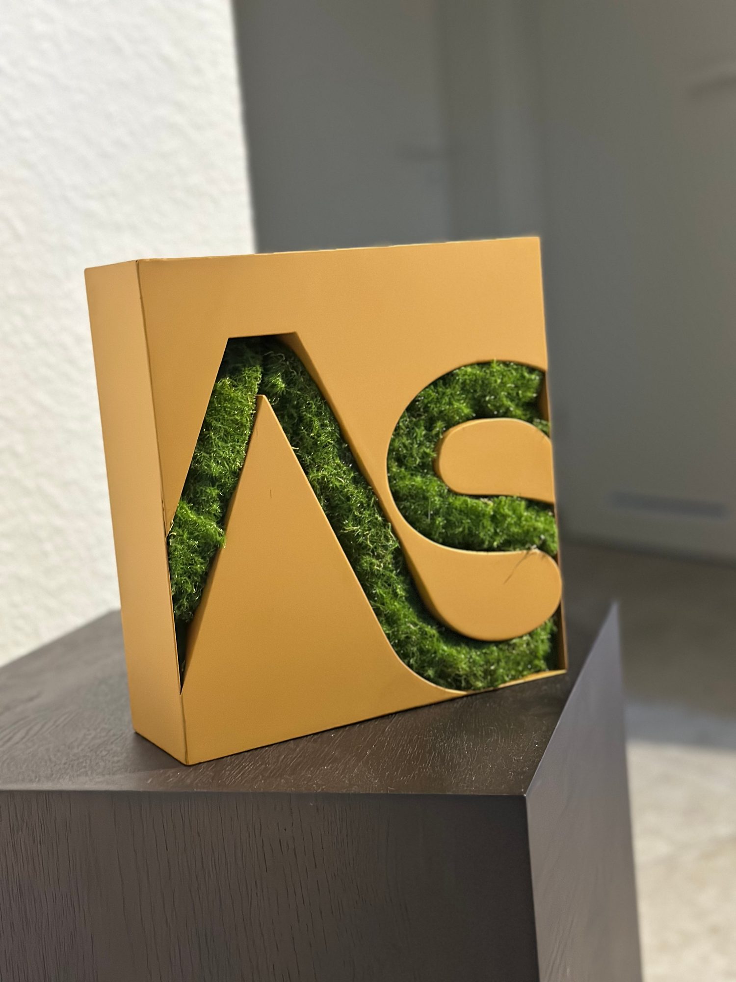 Edelstahl-Moos-Tischaufsteller – Projektbeispiel von Visuellewand
