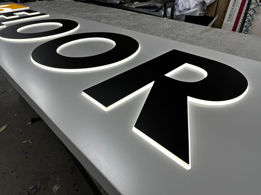 Nahaufnahme der hinterleuchteten Buchstaben FLOOR, Teil der Außenreklame für AS-Floor Vinyl Depot