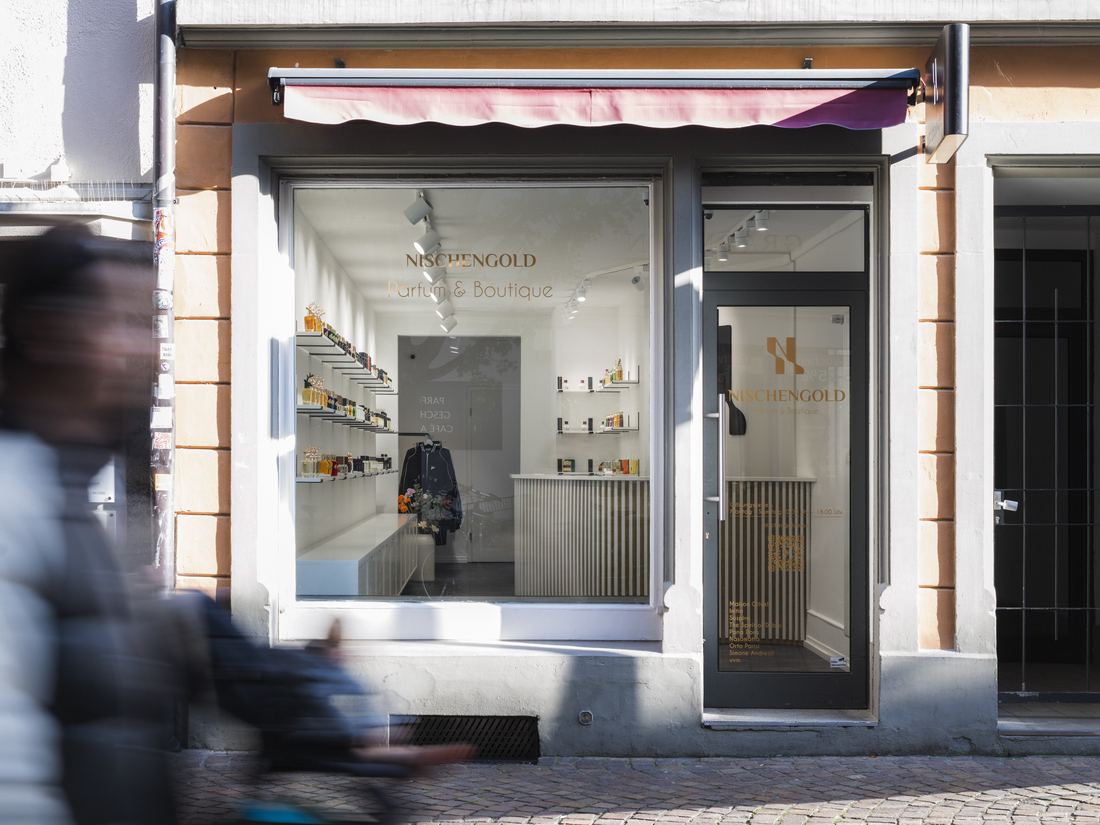 Schaufenster und Eingang von Nischengold, Parfümerie und Boutique in der Konstanzer Altstadt