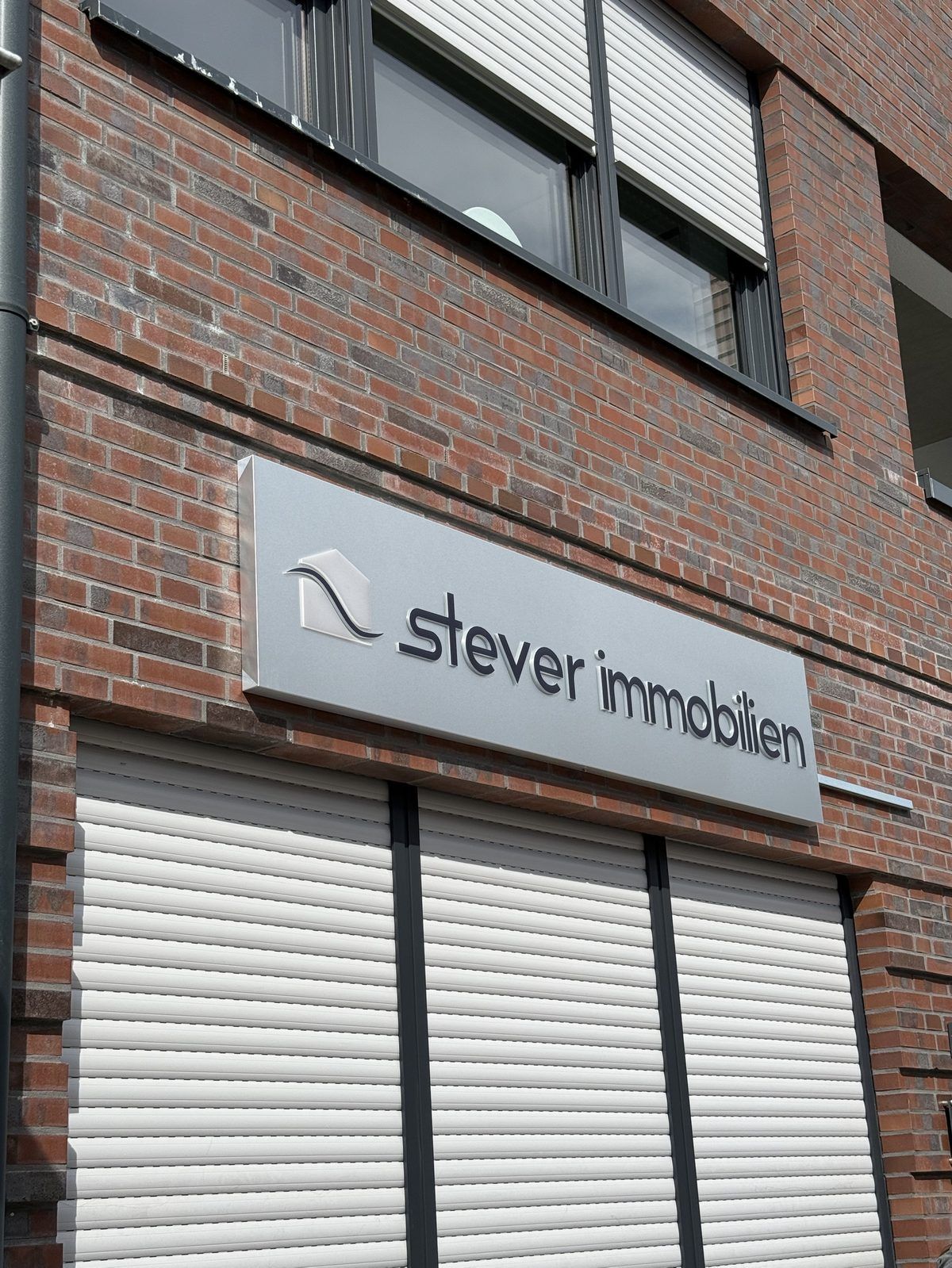Wandschild mit 3D-Buchstaben für Stever Immobilien – Referenzprojekt von Visuellewand