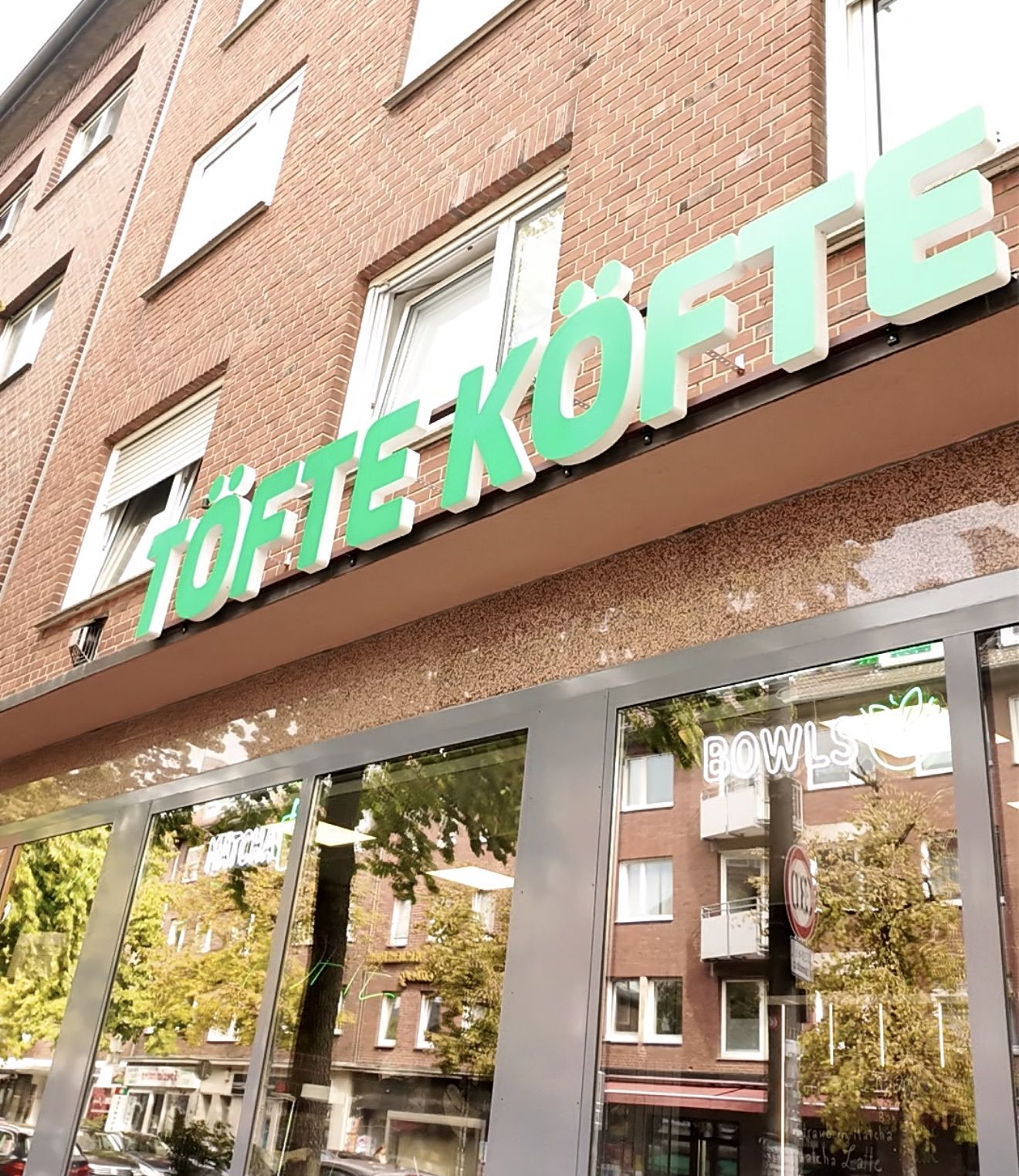 3D-Buchstaben als Frontleuchter auf Schienenkonstruktion – Projektbeispiel von Visuellewand