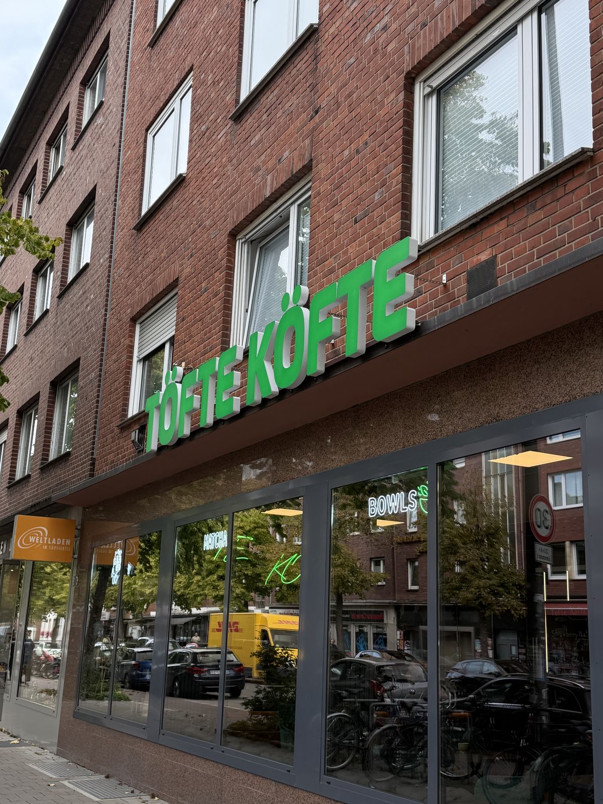 Gastraum mit Theke und LED-Neon-Schriftzug im Hintergrund, Töte Köfte, Münster