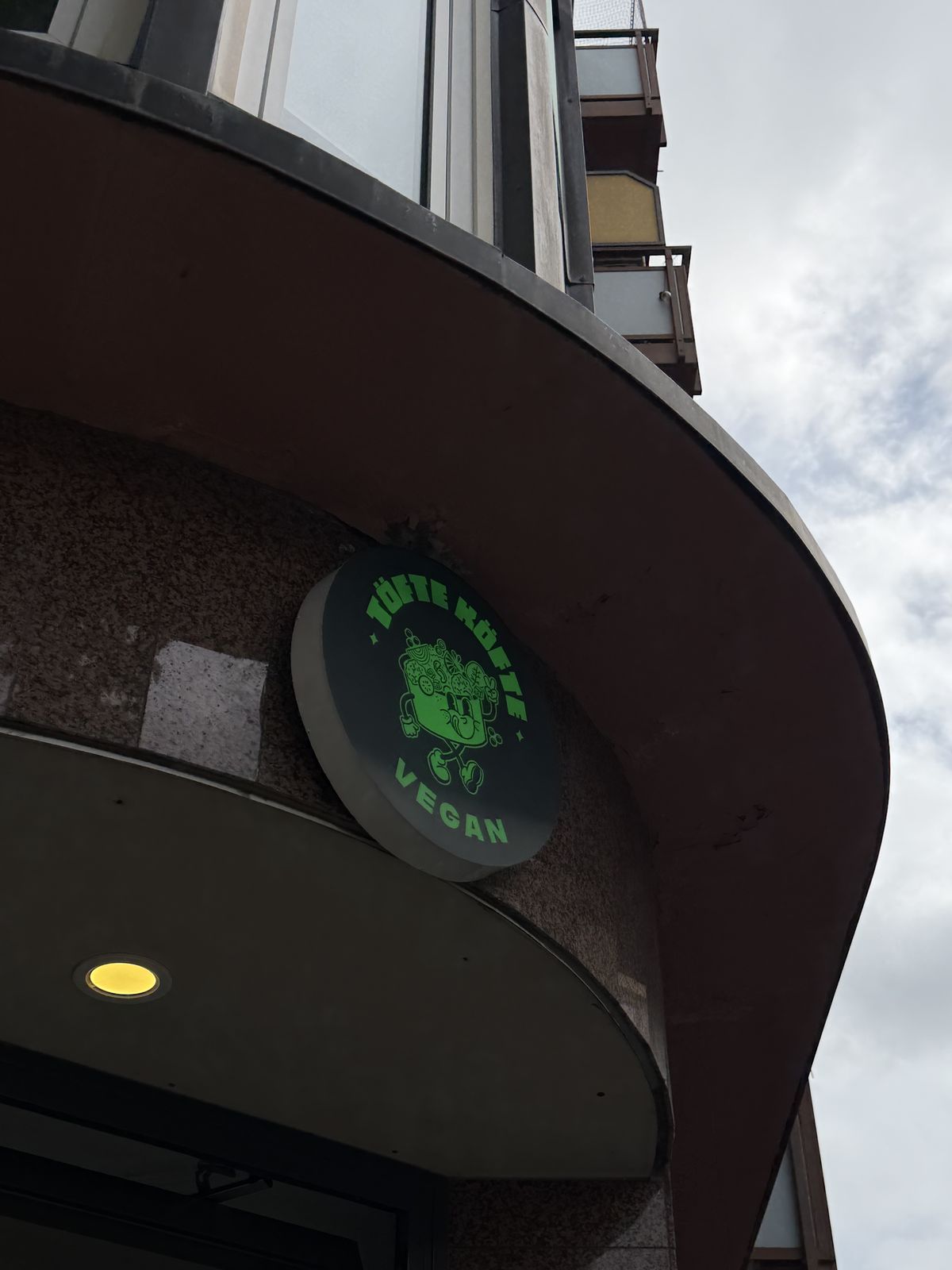 LED-Neon-Schild „100% Vegan“ mit Maskottchen im Schaufenster, Töte Köfte, Münster