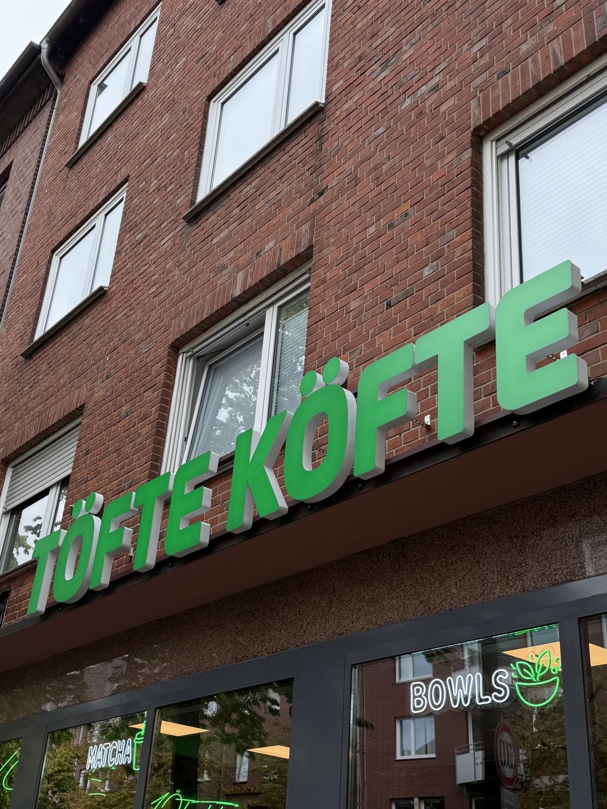 LED-Neon-Schild „Matcha“ mit Becher-Symbol im Schaufenster, Töte Köfte, Münster