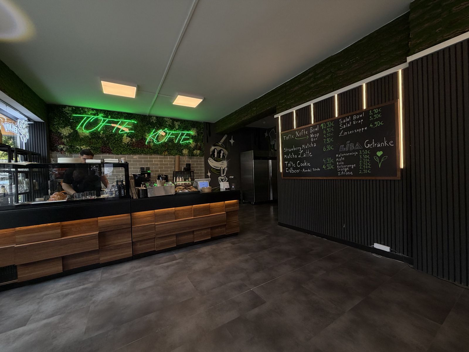 Theke mit Speisekarte und LED-Neon-Schriftzug im Hintergrund, Töte Köfte, Münster