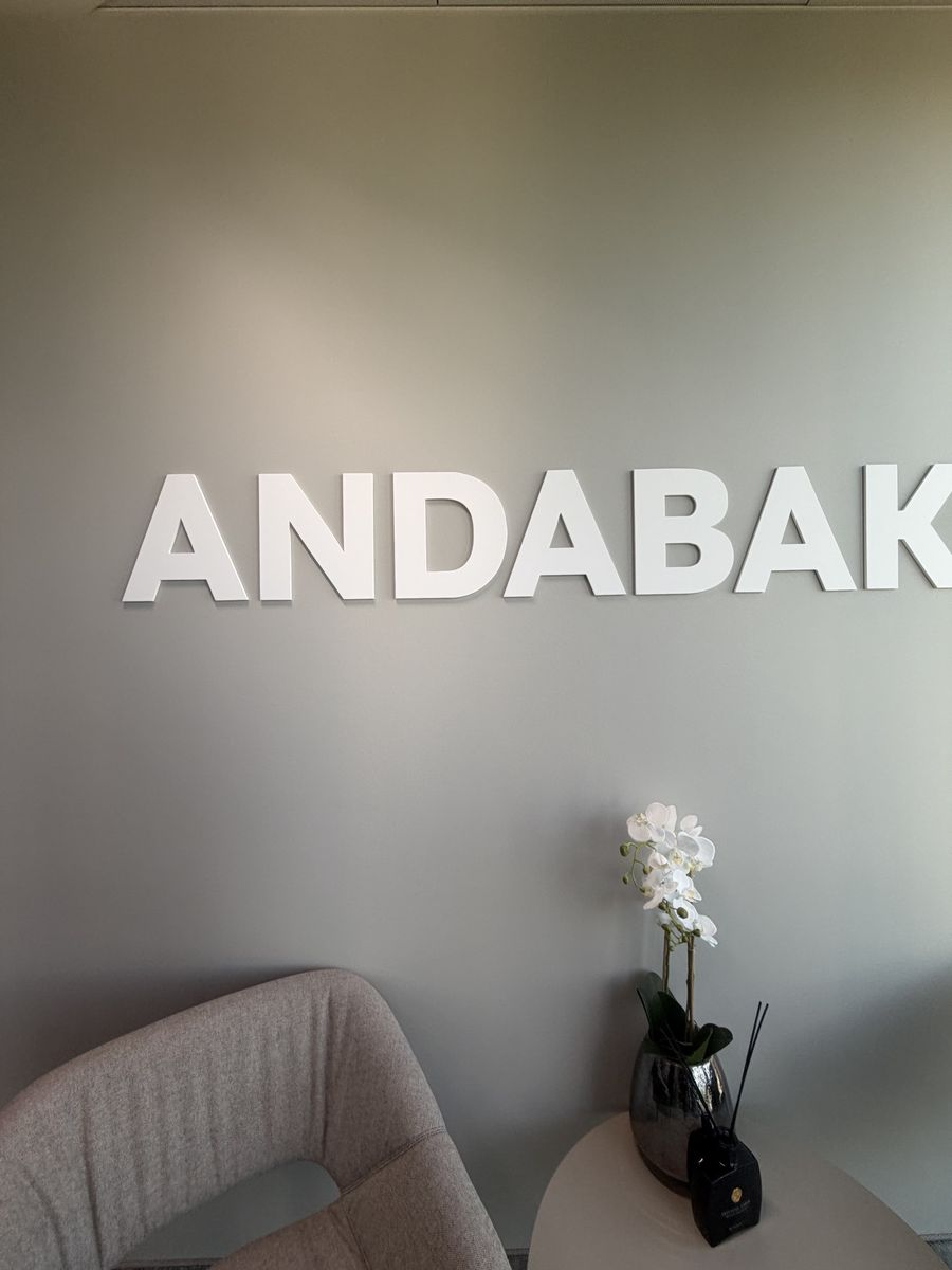 3D-Wandlogo für Nikola Andabak im „The Four“, Frankfurt – Referenzprojekt von Visuellewand
