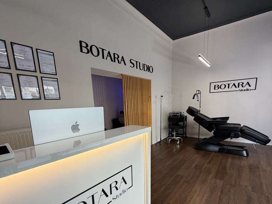 Weiterer Blick in den Innenbereich von BOTARA Studio mit Empfang und Behandlungsraum